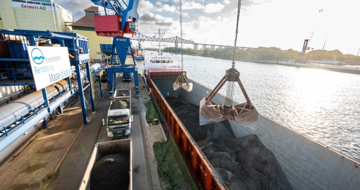 Die Krane des Kreishafens Rendsburgs verladen den Split vom Schiff direkt auf die bereitstehenden LKW der Firma Schüttflix.