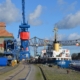 Foto des Kreishafens Rendsburg. Es liegt ein Schiff am Kai im Hintergrund ist die Rendsburger Hochbrücke zu sehen.