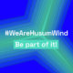 Schriftzug Hashtag We are Husum wind in weiß und darunter Be part of it! Im Hintergrund ein blauer Hintergrund der mit türkisfarbenen Streifen abgesetzt ist.
