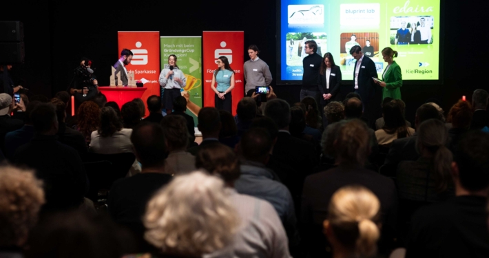 Foto zeigt das Publikum der Preisverleihung des GründungsCups der KielRegion.