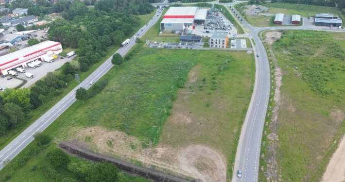 Gewerbefläche im Rendsburg Port Süd. Im Hintergrund eine Gewerbeimmobilie.